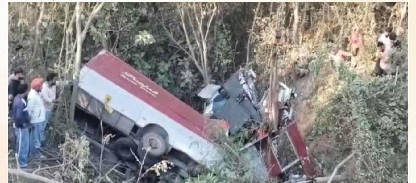 चंडीगढ़-कुल्लू-मनाली मुख्य मार्ग पर भयानक सड़क हादसा, खाई में गिरी गाड़ी, चार की मौके पर हुई मौत