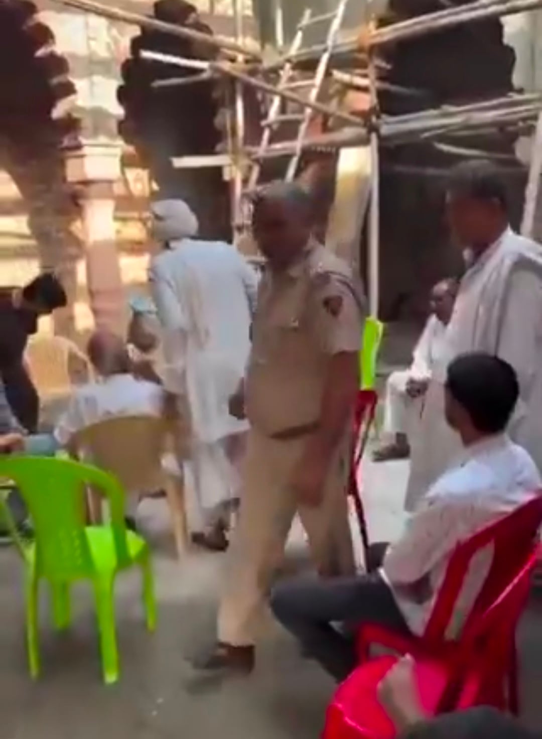 हरियाणा में गजब हो गया! ग्रामीणों को डिटेन करने पहुंची पुलिस, गांव वालों ने पुलिस को ही रोक लिया! रोहतक के कबूलपुर का मामला