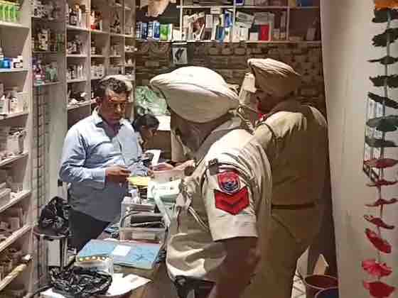 जालंधर में मेडिकल स्टोर पर पुलिस की बड़ी रेड, 1 लाख से ज्यादा नशीली गोलियां बरामद, 4-5 दुकानें सील