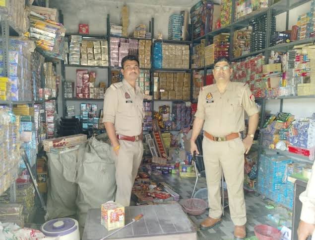 दीपावली से पहले पटाखों के अवैध कारोबार पर प्रशासन सख्त, दुकानों की औचक जांच; नियम तोड़े तो होगी कार्रवाई