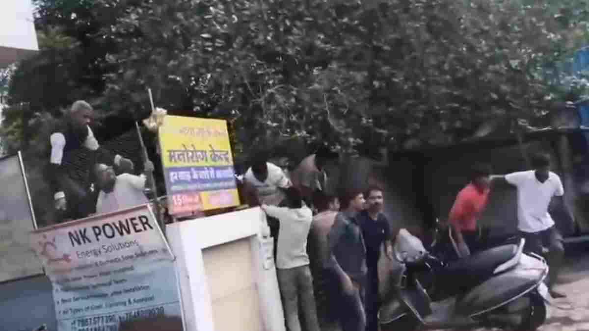 नशा मुक्ति केंद्र में मौत के बाद मचा हड़कंप! युवक ने लगाई फांसी, भगदड़ में कई लोग भागे; वीडियो वायरल  