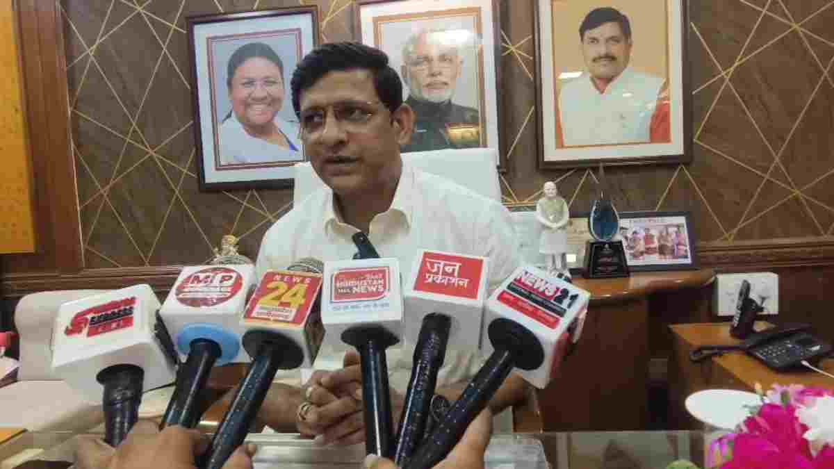 इंदौर में सड़कों पर कचरा फैलाने वालों पर भड़के महापौर, कांग्रेस जिला अध्यक्ष चिंटू चौकसे को दी चेतावनी