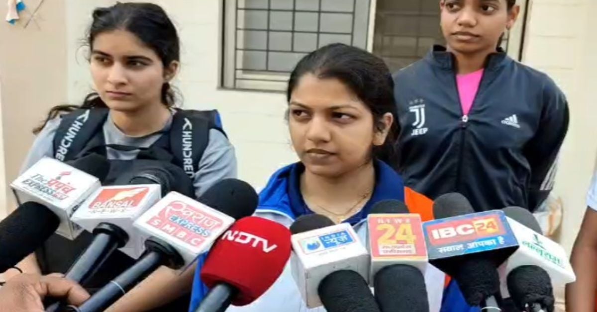 बैडमिंटन खेलने जाएं या दफ्तरों के चक्कर काटें? जबलपुर की महिला खिलाड़ियों को एक महीने से मैनेजर का इंतजार