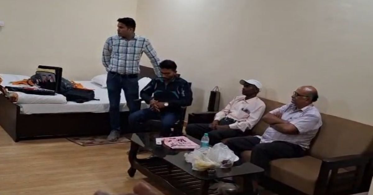 दुकान नामांतरण के नाम पर घूसखोरी! EOW ने मंदिर में 2 हजार की रिश्वत लेते पटवारी को रंगे हाथों दबोचा