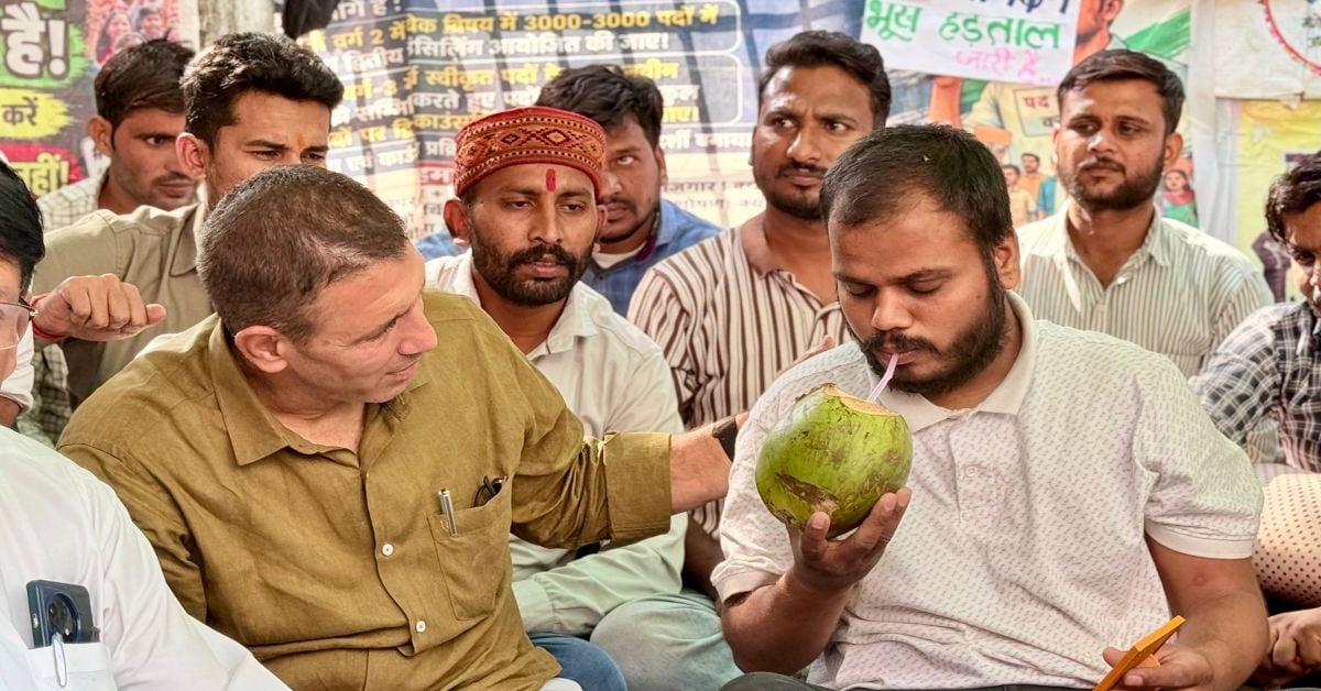 चयनित शिक्षकों के बीच पहुंचे जीतू पटवारी, 28 दिन बाद नारियल पानी पिलाकर तुड़वाया अनशन, बोले- ‘कांग्रेस उठाएंगी आवाज’