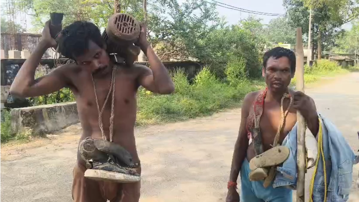 पंप चोरों को अनोखी सजा: ग्रामीणों ने जूतों की माला पहनाकर पूरे गांव में घुमाया, वीडियो हुआ वायरल
