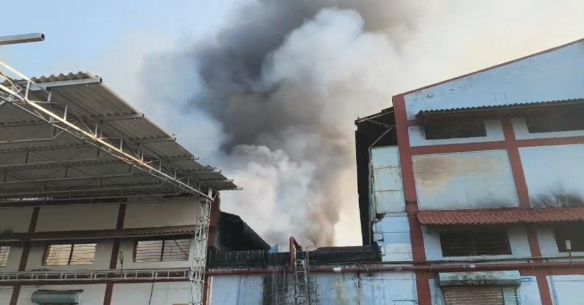 पारले बिस्किट फैक्ट्री में लगी भयंकर आग, ज्वलनशील सामग्री के कारण तेजी से फैली लपटें; सभी कर्मचारी सुरक्षित निकाले गए