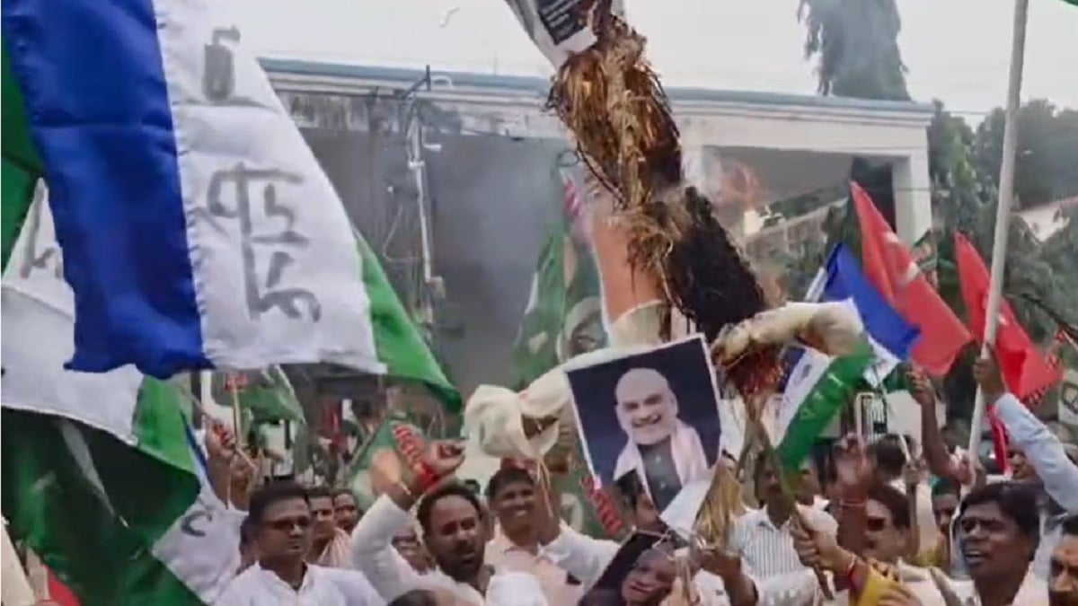 ‘वोट चोर गद्दी छोड़’ के नारों से गूंजा जमुई, SIR के खिलाफ महागठबंधन का प्रदर्शन, फूंका पुतला