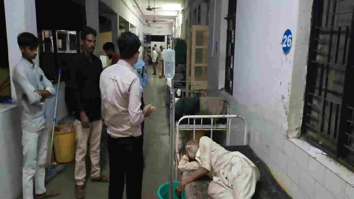 पत्नी की मौत से टूटा बुजुर्ग पति: सदमे में आकर उठाया खौफनाक कदम; कीटनाशक पीने से हालत गंभीर 