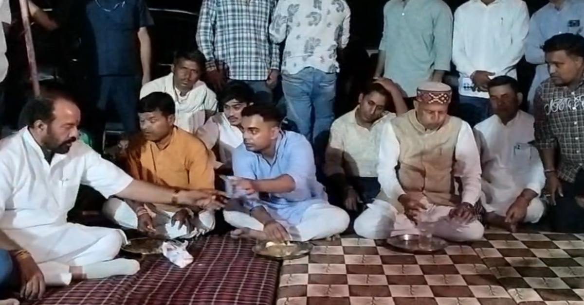 ‘अधिकारियों को आपसे टकराने से पहले हमसे टकराना होगा’, बुधनी के कोसमी में पीड़ित आदिवासियों से मिले कार्तिकेय सिंह, जमीन पर बैठकर खाया खाना