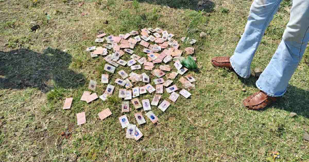 MP में नर्मदा किनारे लावारिस मिले सैकड़ों वोटर आईडी कार्ड: राऊ विधानसभा से जुड़े हैं दस्तावेज, कांग्रेस ने जांच और दोषियों पर कार्रवाई की मांग