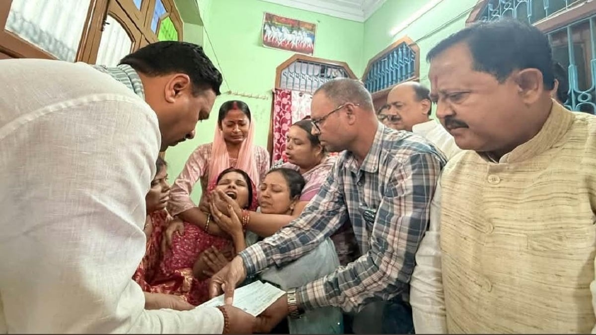 कोलकाता भगदड़ में मुजफ्फरपुर के पिता-पुत्र की मौत, CM शुभेंदु ने पीड़ित परिवार को भेजा 50 लाख का चेक
