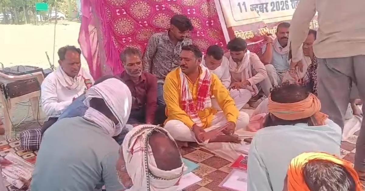 कोसमी में आदिवासियों का धरना जारी: प्रशासनिक अधिकारियों की पंचायत में जाने से पीड़ित परिवार का साफ इनकार, बोले- ‘जिसे आना है यहीं आएं’