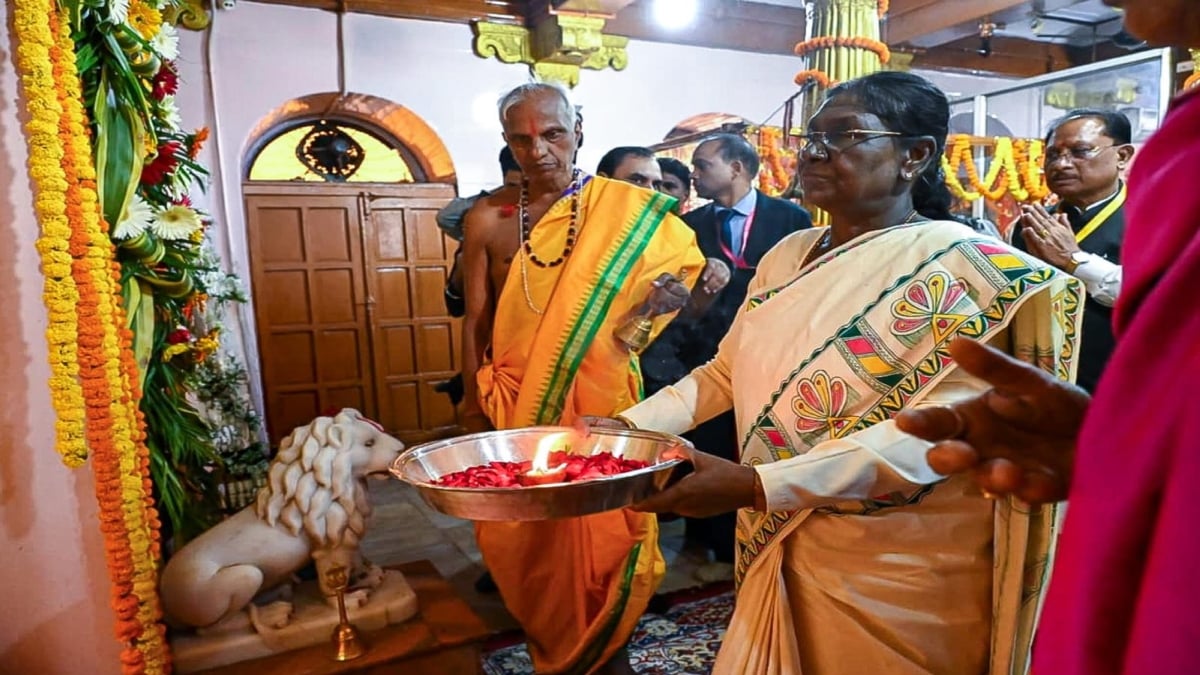 राष्ट्रपति द्रौपदी मुर्मु ने की मां दंतेश्वरी की पूजा-अर्चना: देशवासियों की सुख-समृद्धि और खुशहाली की कामना की, CM साय ने बताया गौरव का क्षण