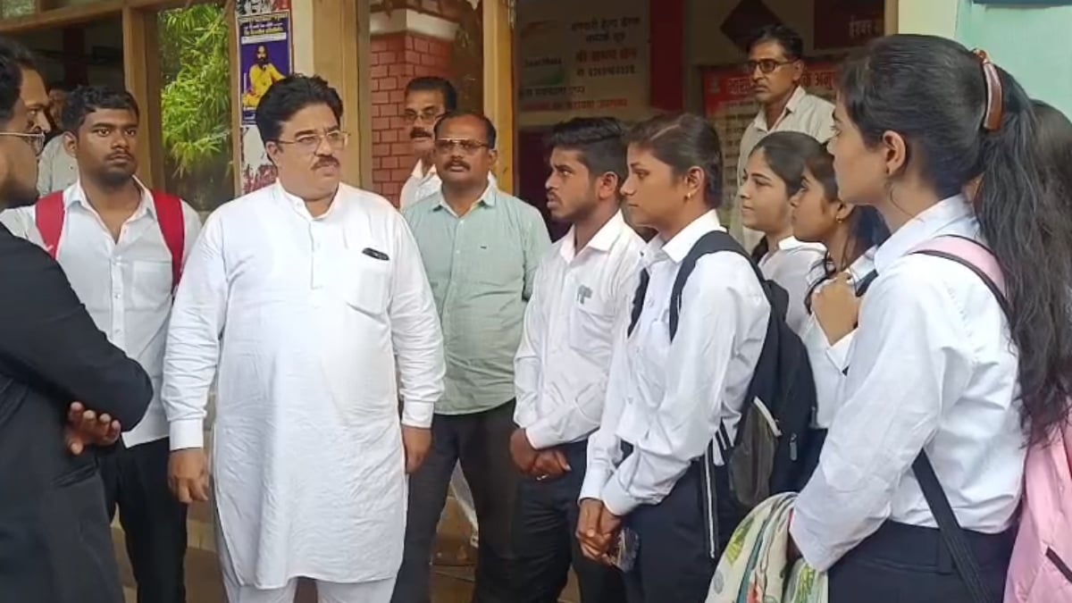 PG कॉलेज के 6 विधि शिक्षकों का तबादला: नाराज छात्रों ने महापौर को सौंपा ज्ञापन, स्थानांतरण पर रोक लगाने की मांग