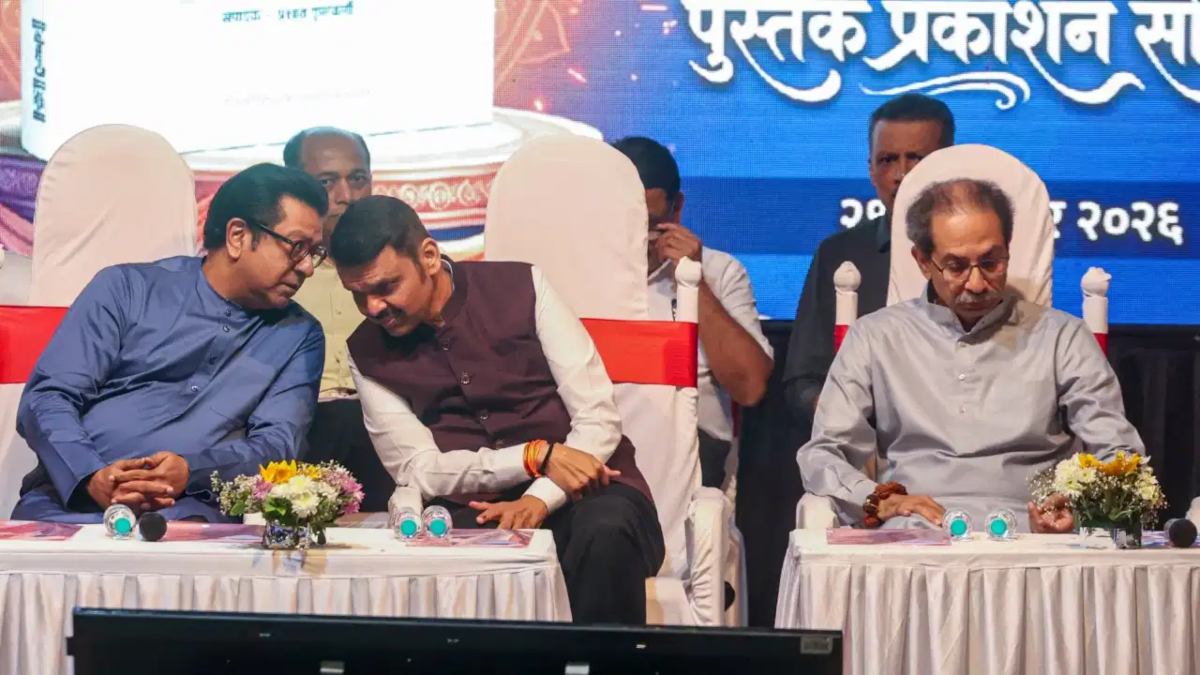 महाराष्ट्र की सियासत के अजब खेलः एक मंच पर सीएम फडणवीस, उद्धव और राज ठाकरे, तीनों का मजाकिया अंदाज ने लोगों का ध्यान खींचा