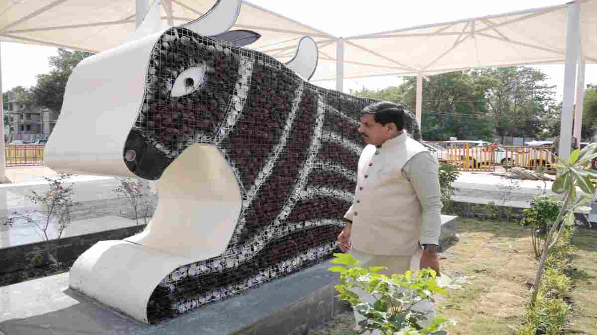 उज्जैन में 5 लाख दीयों से बनाई गई भव्य ‘नंदी’ की आकृति, नगर निगम ने दिया 3R का संदेश; CM मोहन यादव ने की सराहना