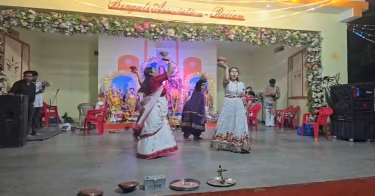 शारदीय नवरात्रि: बंगाली समाज के 53वें दुर्गा पूजा महोत्सव की धूम: धुनुची नृत्य और सिंदूर खेला बने मुख्य आकर्षण