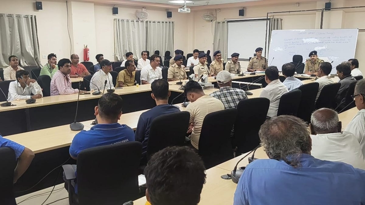 नालंदा में दुर्गा पूजा को लेकर प्रशासन सतर्क, SP हृदय कांत ने शांति समिति के साथ की बैठक