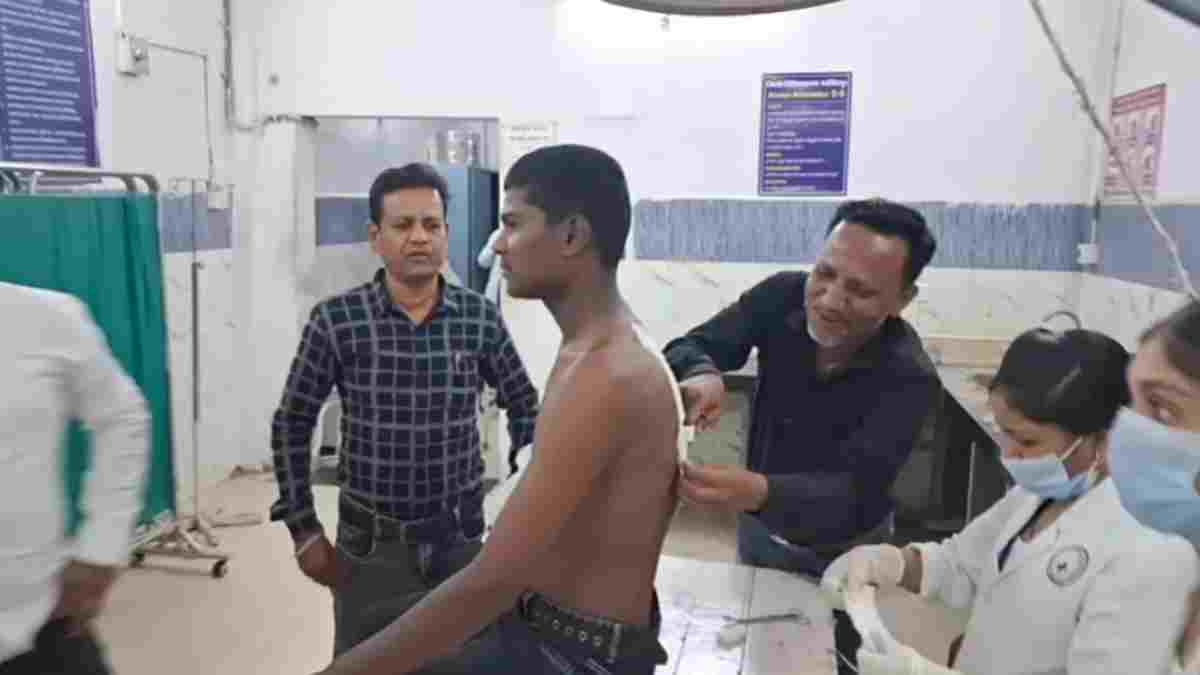 अनजान राहगीर को लिफ्ट देना पड़ा महंगा, रास्ते में घात लगाए बैठे थे दोस्त, रोककर बाइक सवार की जमकर की पिटाई