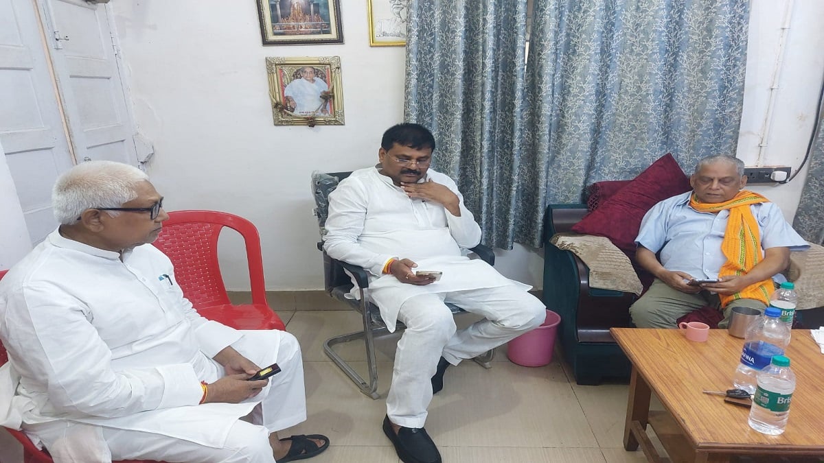 नीतीश कुमार का संदेश लेकर नीरज कुमार से मिलने पहुंचे उमेश कुशवाहा, बंद कमरे में 20 मिनट तक हुई चर्चा