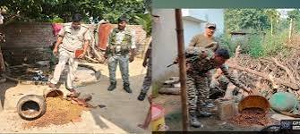 Palamu News: दुर्गा पूजा से पहले पलामू पुलिस का बड़ा अभियान, कई गांवों में छापेमारी कर जावा महुआ और अवैध शराब नष्ट