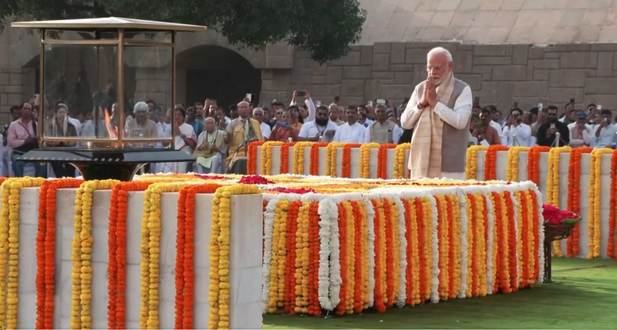 Gandhi Jayanti: पीएम मोदी ने राजघाट पहुंचकर महात्मा गांधी को श्रद्धाजंलि दी, बोले-‘पूज्य बापू का संपूर्ण जीवन हर युग में…,’