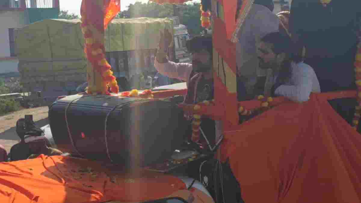पंडित धीरेंद्र शास्त्री का आधुनिक रथ अचानक हुआ खराब, फिर भी ‘सनातन हिन्दू एकता यात्रा’ में नहीं आई रुकावट, दूसरे रथ से हुए रवाना