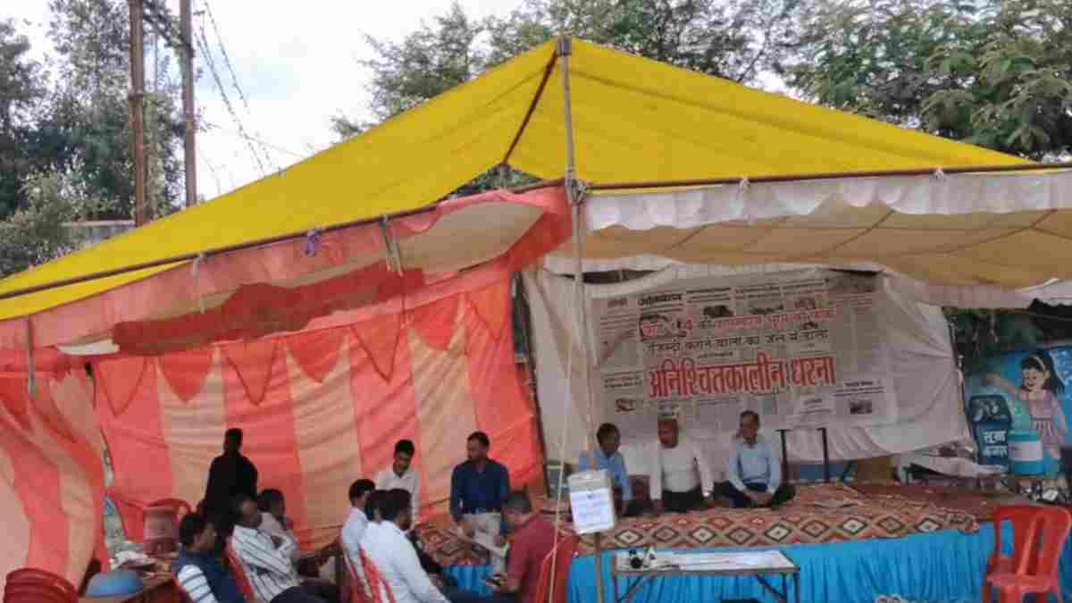 औबेदुल्लागंज में सरकारी जमीन की फर्जी रजिस्ट्री का मामला: बीजेपी नेता वचन सिंह लोधी का अनिश्चितकालीन धरना, 2 महीने बाद भी कार्रवाई नहीं होने पर फूटा गुस्सा