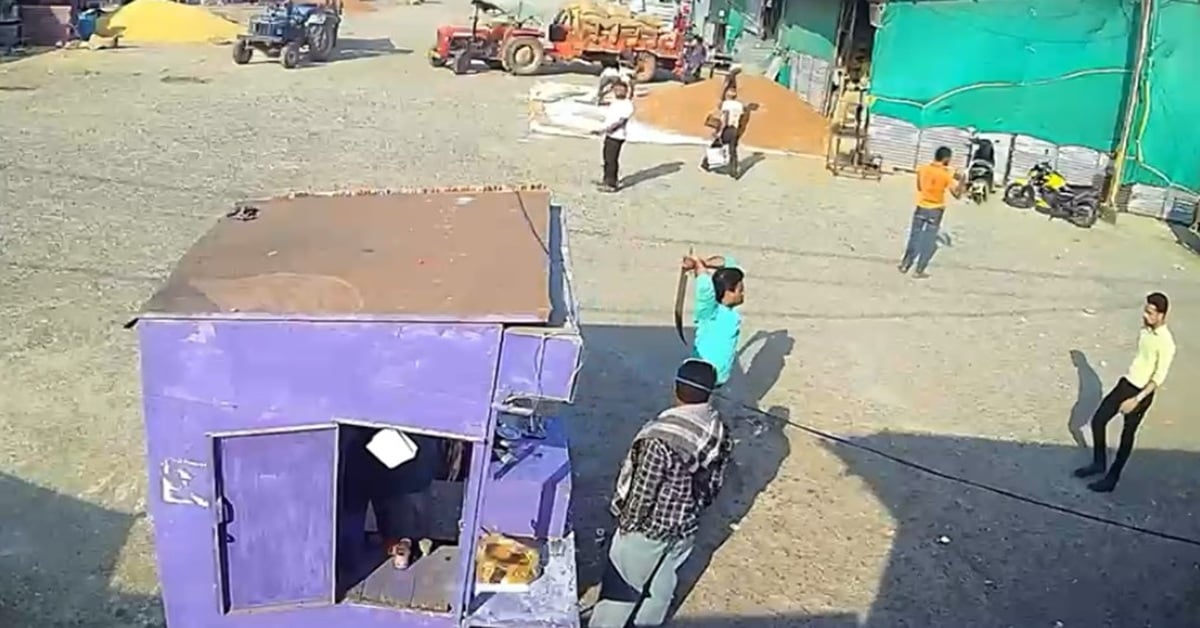 दोनों हाथों से रोकनी पड़ी तलवार! कर्मचारियों और हम्मालों ने बचाई मंडी सचिव की जान, आरोपी की तलाश तेज
