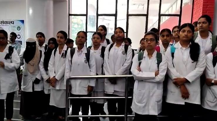 Jharkhand News: रिम्स में डॉक्टरों का विरोध प्रदर्शन, काला बिल्ला लगाकर सरकार तक पहुंचाई अपनी मांगें