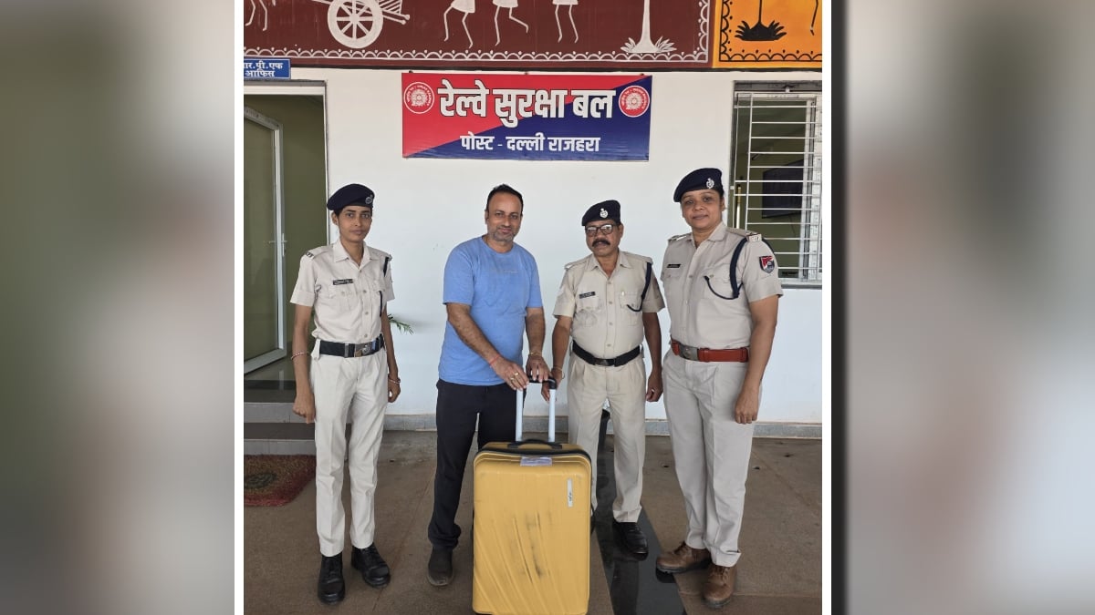 ईमानदारी की मिशाल: रेलवे स्टेशन पर छूटा व्यवसायी का नगद और सामान से भरा बैग, RPF ने लौटाया