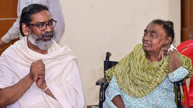 Hemant Soren Mother Death: मां रूपी सोरेन के निधन से शोक में सोरेन परिवार, भावुक हुए हेमंत सोरेन- बोले, ‘बाबा के बाद मां ही मेरी सबसे बड़ी छांव थीं’
