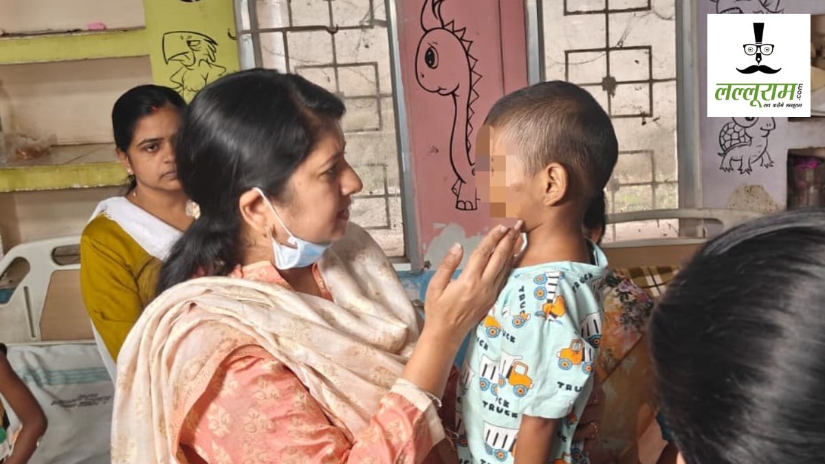 मासूम की पीठ में दागी सिगरेट, बेरहमी से पीटा : सौतेला पिता और मां गिरफ्तार, बाल आयोग अध्यक्ष ने अस्पताल पहुंचकर जाना हालचाल