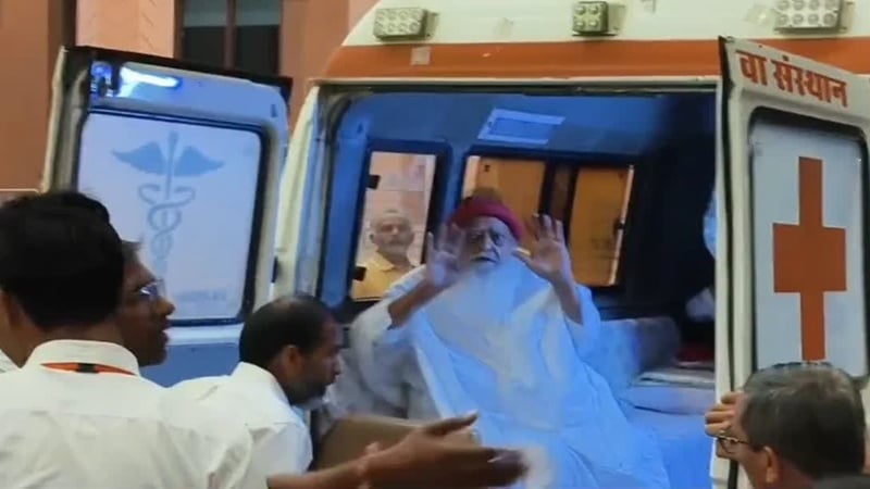 आसाराम की पैरोल खत्म, रात 10 बजे एयर एंबुलेंस से पहुंचा जोधपुर; जेल प्रशासन ने क्यों नहीं दिया प्रवेश?
