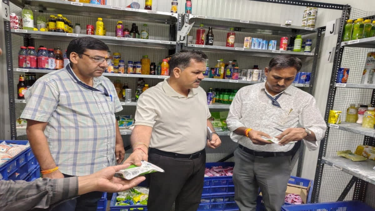 Zepto Dark Store में खाद्य सुरक्षा टीम का छापा, 25 किलो सामान मिला एक्सपायर्ड