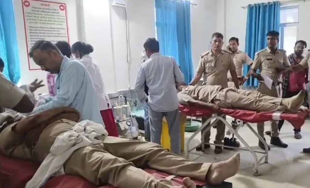उप-सरपंच चुनाव में अचानक क्यों भड़के ग्रामीण? DSP समेत कई पुलिसकर्मी घायल, गाड़ियों में तोड़फोड़