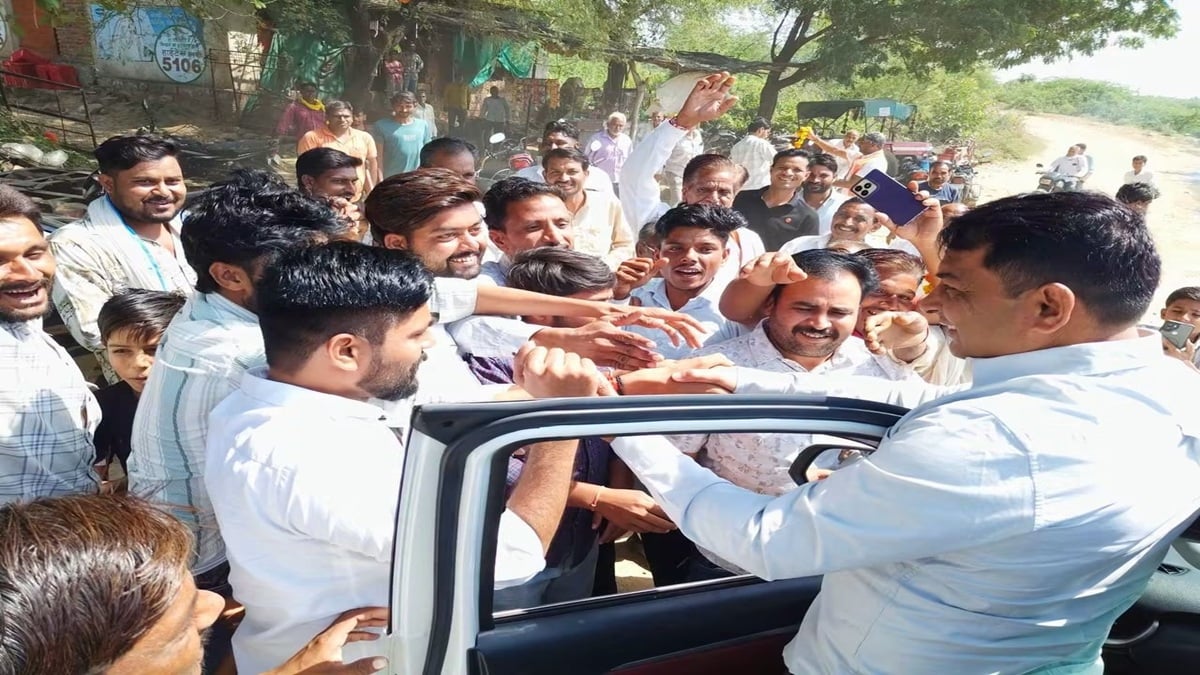 Naresh Meena Jaipur March: खाद की मांग पर बारां से जयपुर पैदल कूच, छाले पड़े तो ठेले पर पहुंचे