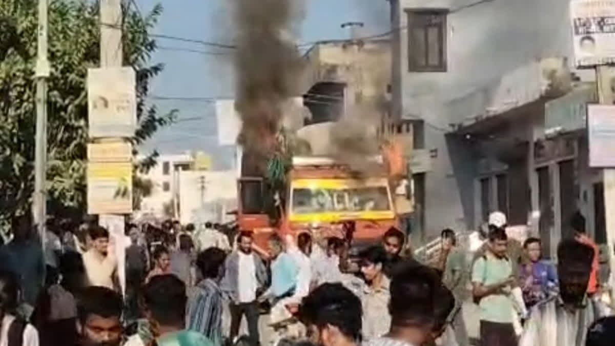 उदयपुर में सड़क हादसे के बाद बवाल, महिला की मौत से गुस्साई भीड़ ने ट्रक फूंका