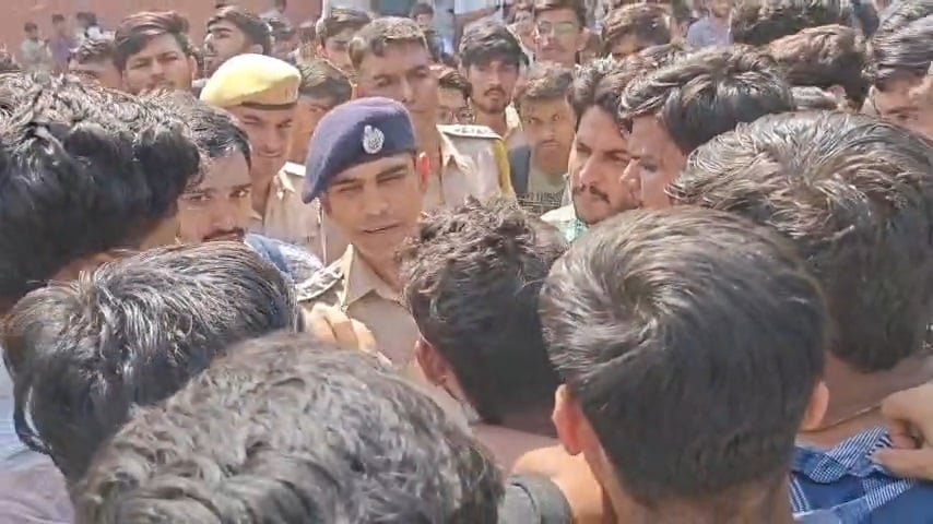 RTU छात्र की मौत पर बवाल, स्नेक बाइट के आरोप से गरमाया मामला; यूनिवर्सिटी बोली- पोस्टमार्टम से साफ होगा कारण