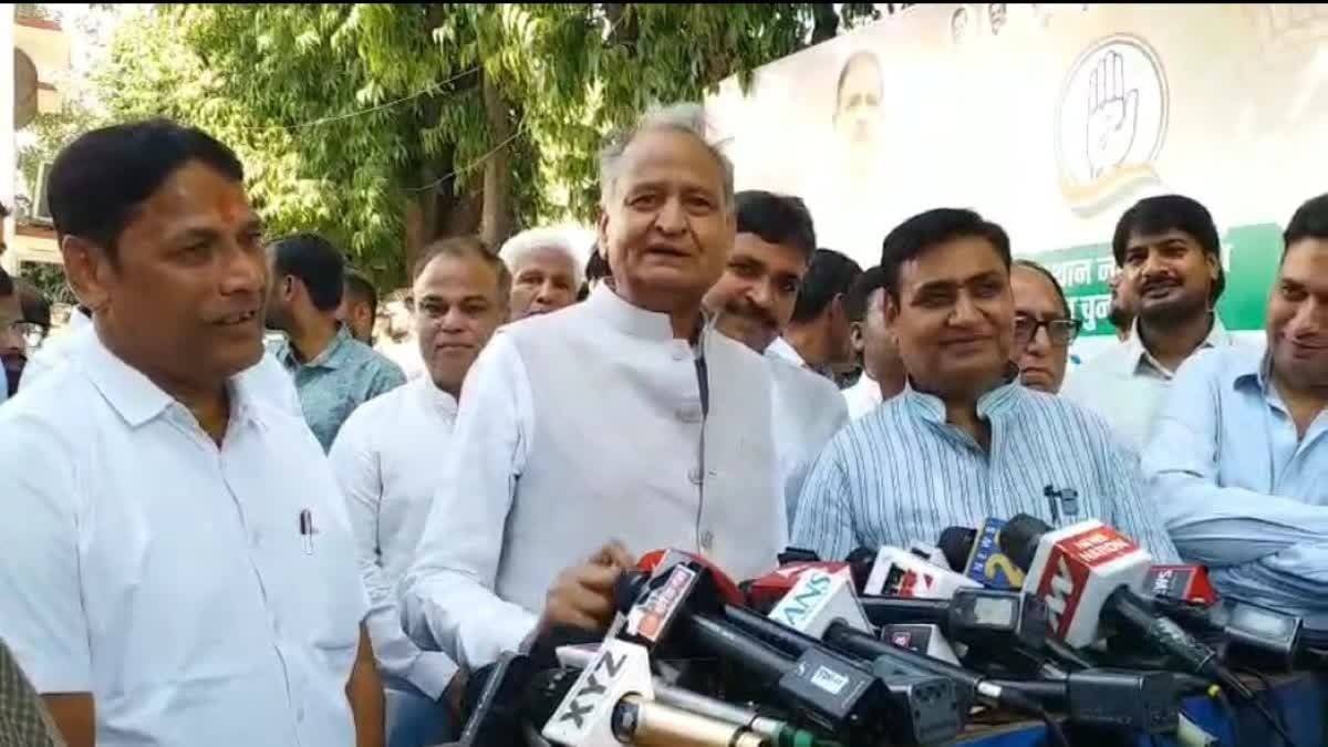 पश्चिमी राजस्थान में सूखे पर गहलोत का हमला, बोले- घोषणा के 8 दिन बाद भी नहीं खुले चारा डिपो