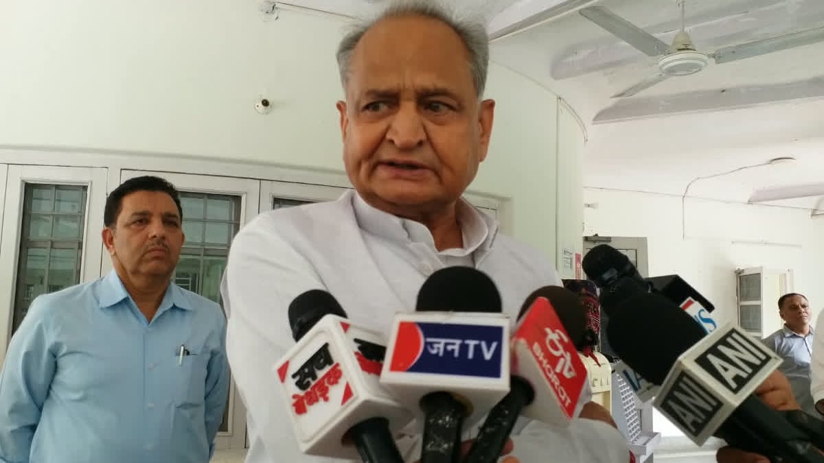 दिल्ली में बैरिकेडिंग और गिरफ्तारियों पर गहलोत के सवाल, केंद्र से पूछा- आखिर किस बात का डर?