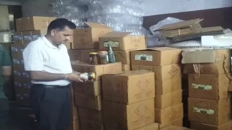जयपुर में अचार की टंकियों में मिलीं मरी छिपकलियां, 85 हजार किलो माल सीज