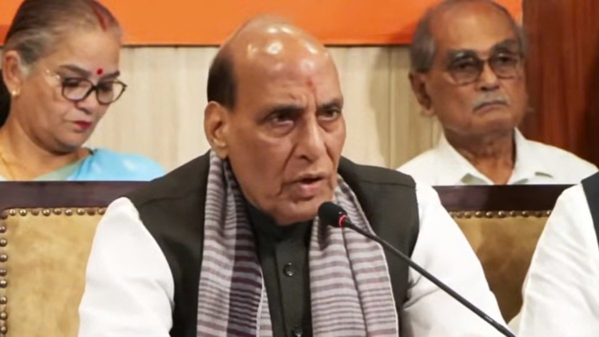 ‘राहुल गांधी की मंशा देश में आग लगाने की है…,’ CEC के खिलाफ प्रदर्शनों पर राजनाथ सिंह बोले- राजनीतिक नौटंकी कर रहे हैं