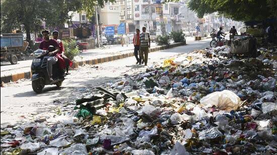 Jamtara News: 105 दिनों से वेतन नहीं मिलने पर सफाईकर्मियों का हंगामा, सड़कों पर कचरा फेंककर जताया विरोध; दुर्गा पूजा से पहले बिगड़ी सफाई व्यवस्था