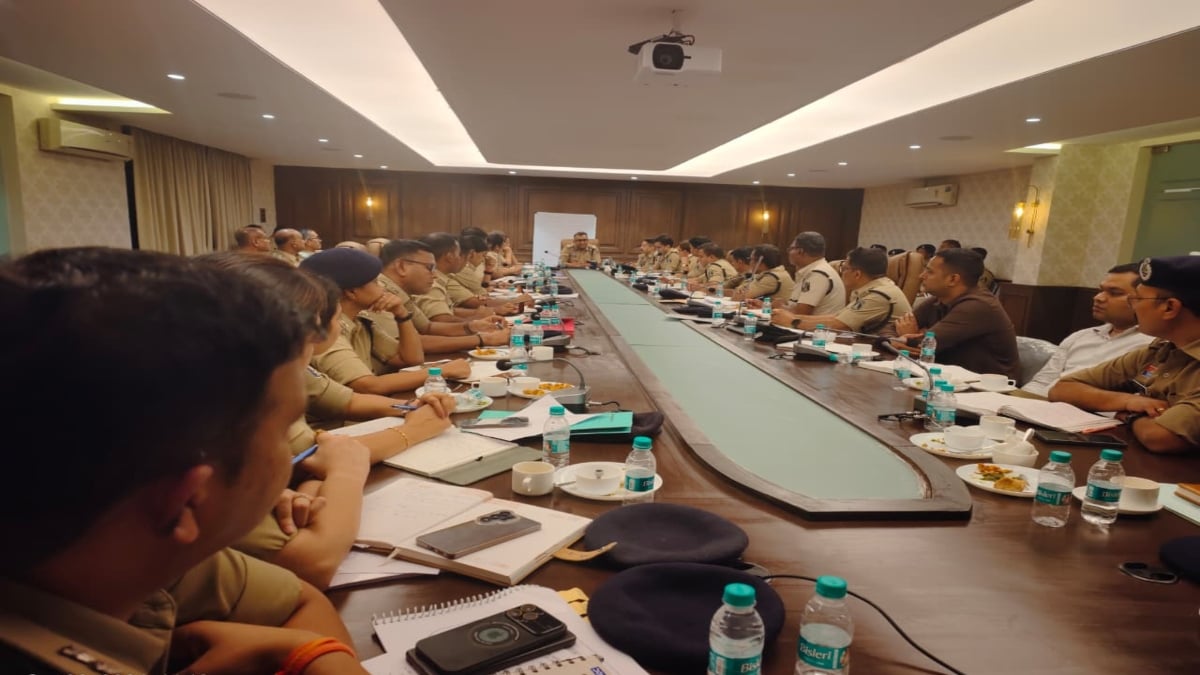 त्योहारों से पहले अलर्ट मोड पर पुलिस: रायपुर रेंज IG ने की अपराधों की समीक्षा, लंबित मामलों के जल्द निपटारे सहित दिए आवश्यक निर्देश