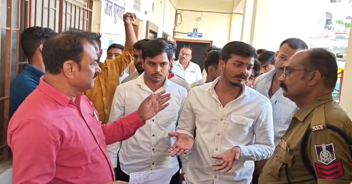 स्टेडियम की बदहाली को लेकर युवाओं का धरना: सिंथेटिक ट्रैक, पानी और गड्ढों को लेकर सीएमओ से बहस, हंगामे के बाद मिला आश्वासन