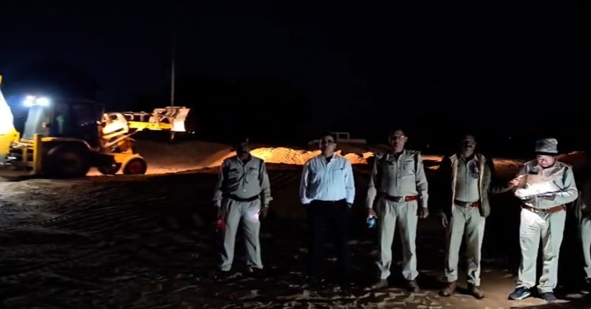 MP में रेत माफियाओं के अड्डे पर छापा, JCB से नष्ट कराए लाखों के अवैध डंप; पुलिस, माइनिंग और फॉरेस्ट विभाग की कार्रवाई