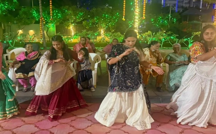 अहमदाबाद की सोसाइटी में मारवाड़ी रंगों संग गरबा, हिम्मतनगर में सिर पर गरबा रखकर की गई आराधना