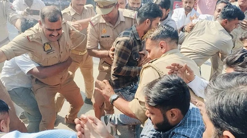 हाई-वोल्टेज ड्रामा: शाहजहांपुर में पुलिस की भारी तैनाती के बावजूद फूंक दिया ज्ञानेश कुमार का पुतला, दिखी तीखी झड़प